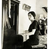María De la Torre Uribarren al piano